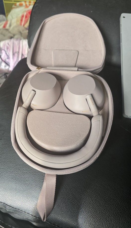 SONY' "NOISE CANCELLING" HEADPHONES