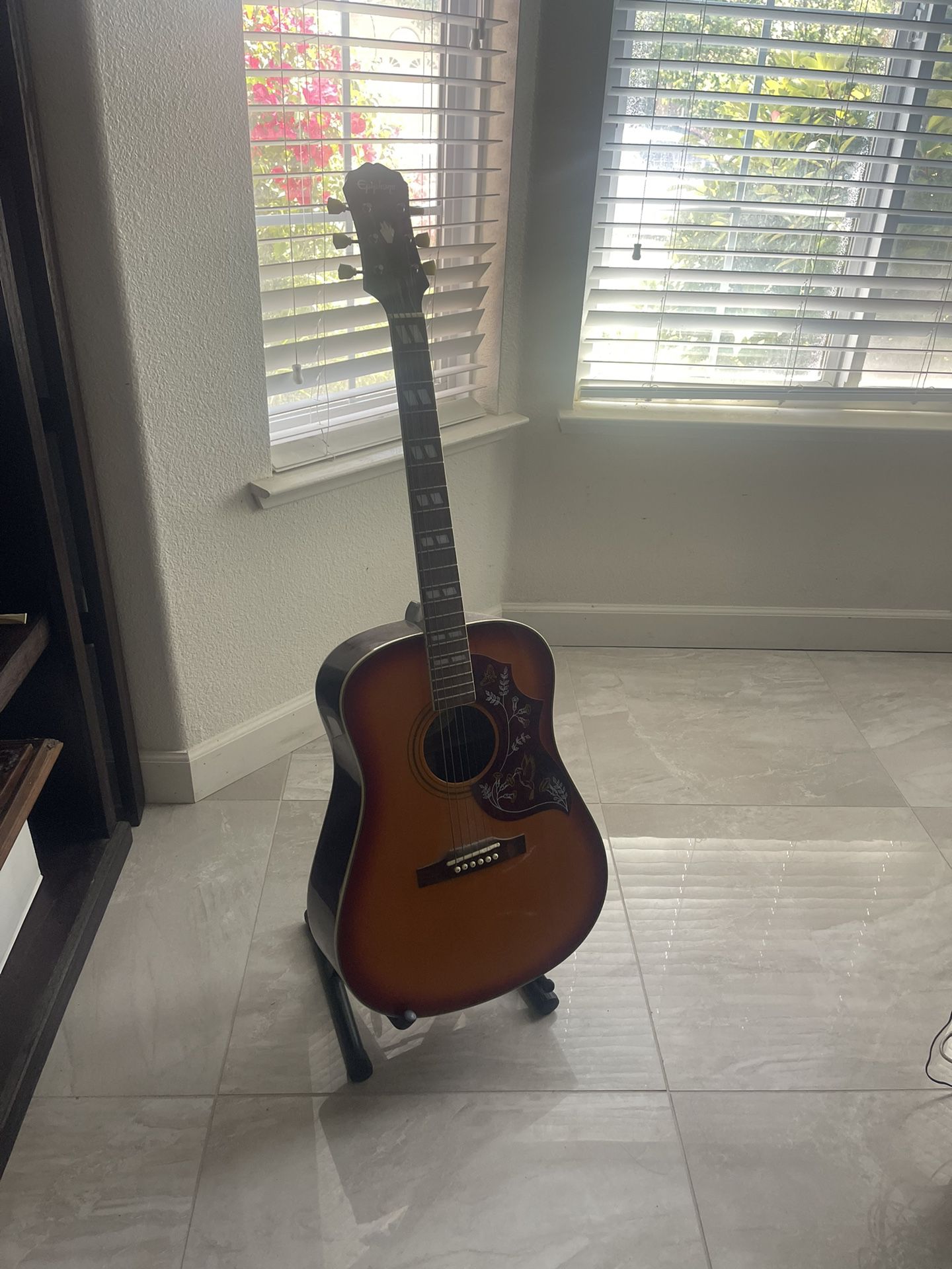 Acoustic Electric Guitar Model Hummingbird 
