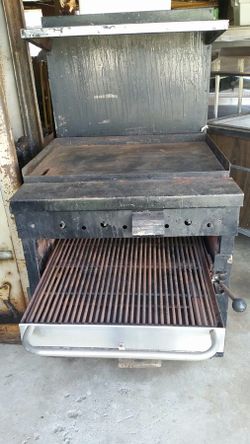 Charbroiler with salamender and cast iron grill top