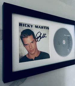Ricky Martin signed and framed 1999 number one CD booklet, CD and case.