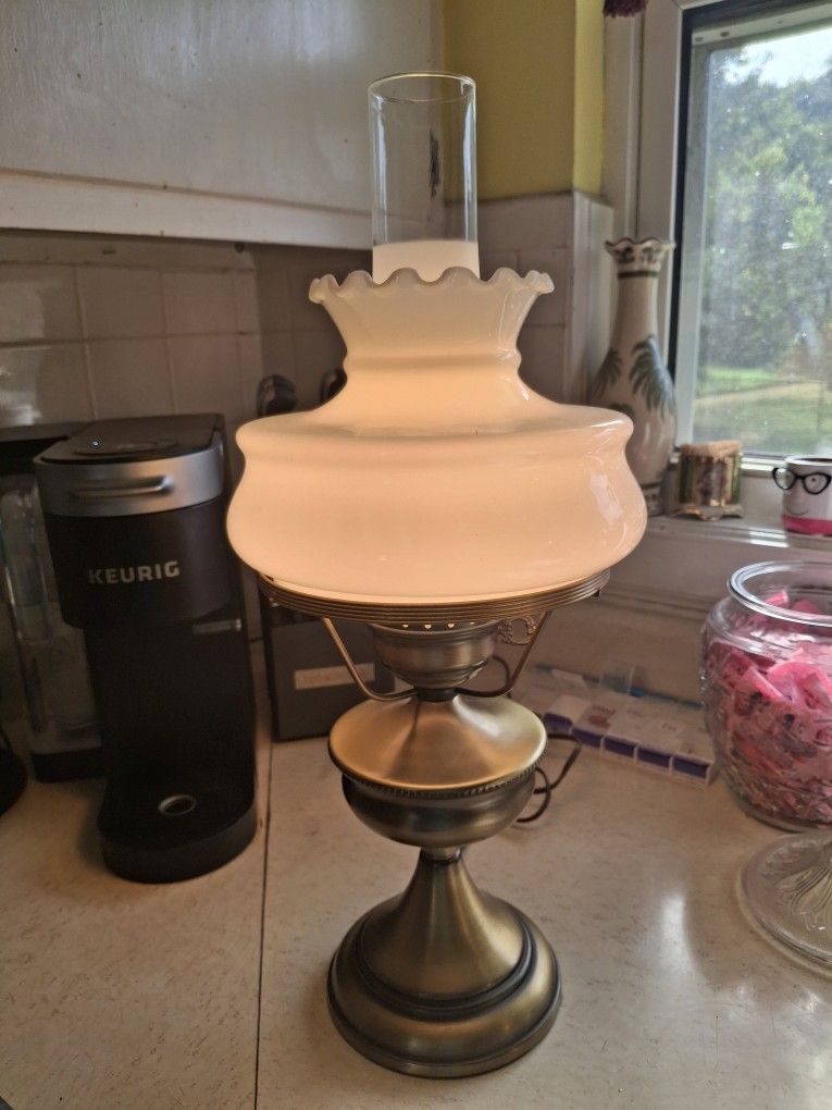 BEAUTIFUL VINTAGE BRASS TABLE LAMP WITH A WHITE MILK GLASS GLOBE SUPER NICE