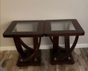 2 nice End tables