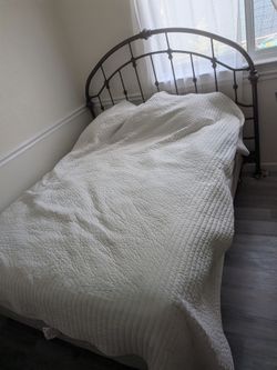 Metal head frame queen bed  with mattress and box spring