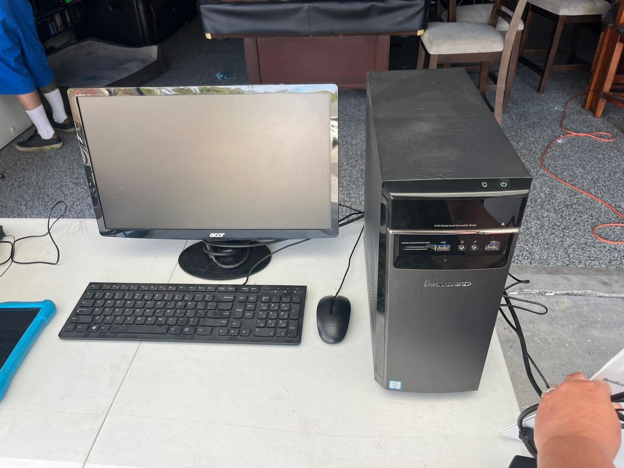 Lenovo Desk Top With Monitor And Keyboard