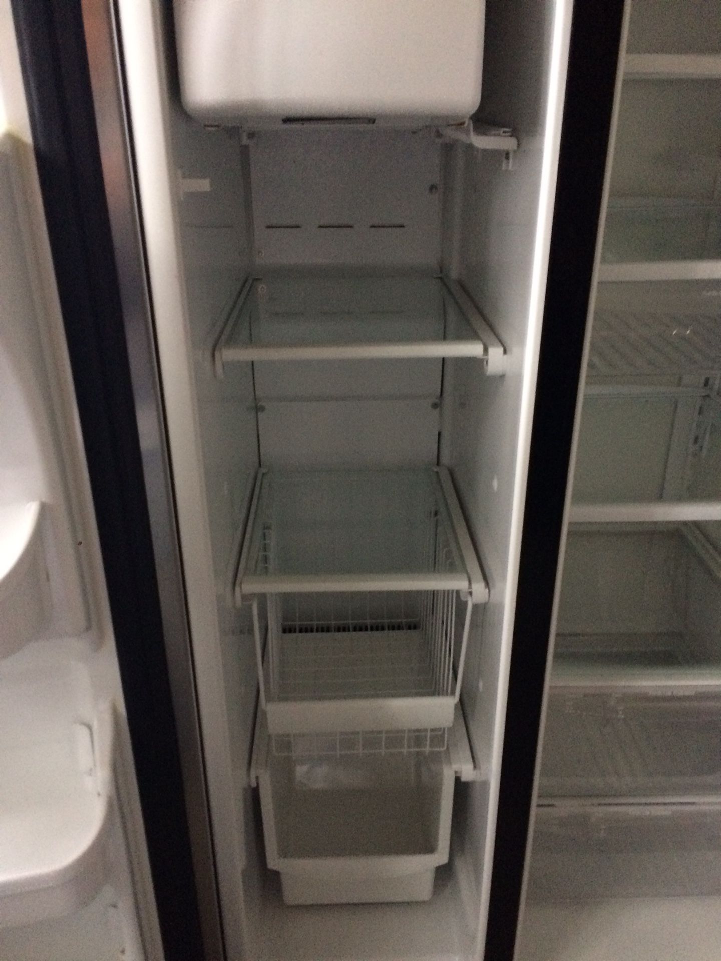 Frigidaire full size side by side refrigerator for Sale in Snohomish, WA OfferUp