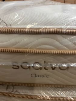 Queen size Europe Saatva mattress organic fabric$499￼
