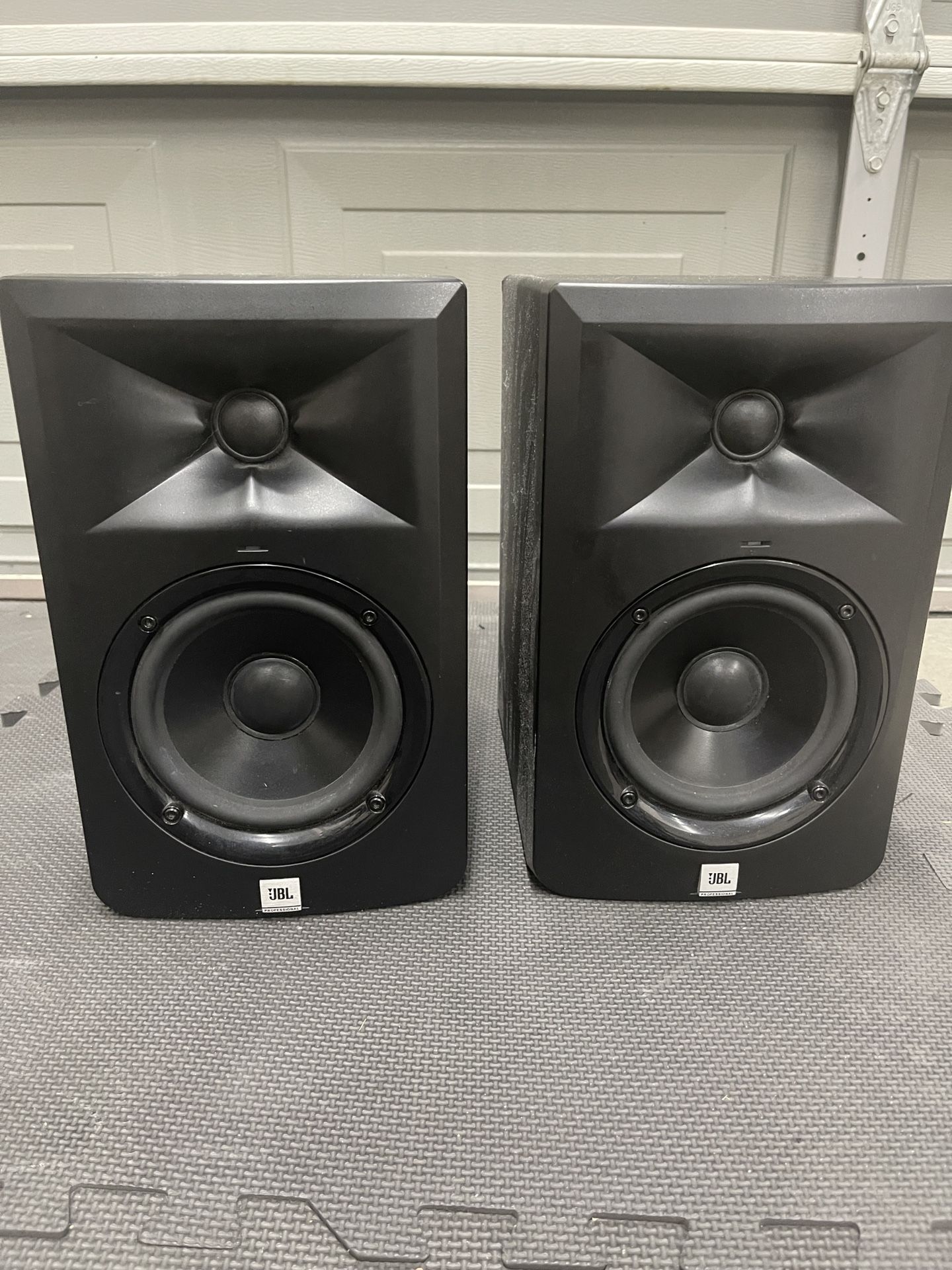JBL LSR305 Studio Monitor Speakers