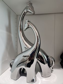 Figura decorativa o escultura moderna de jirafas.