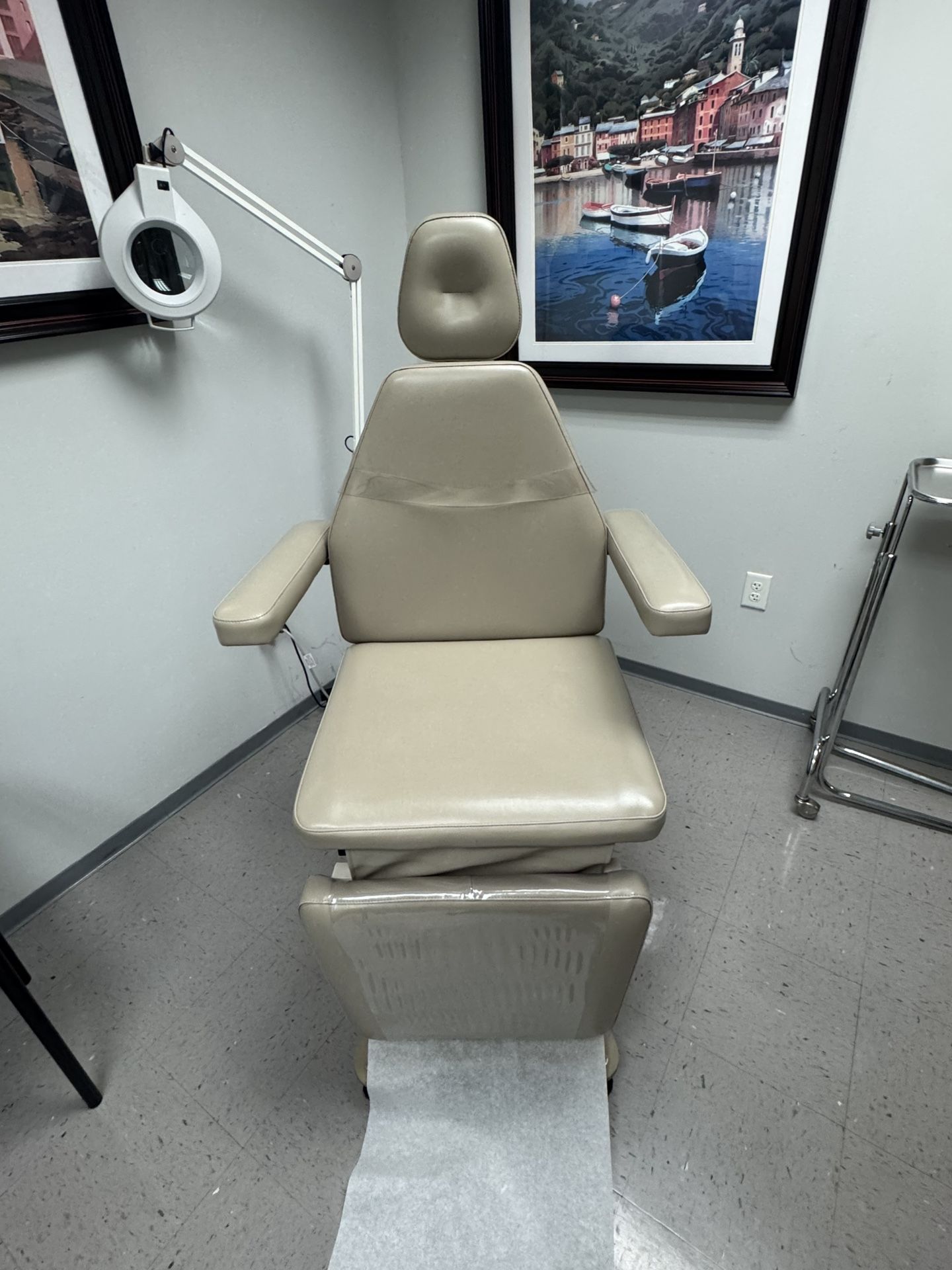 MTI 429 medical procedure chair/table in excellent working condition/ with arms