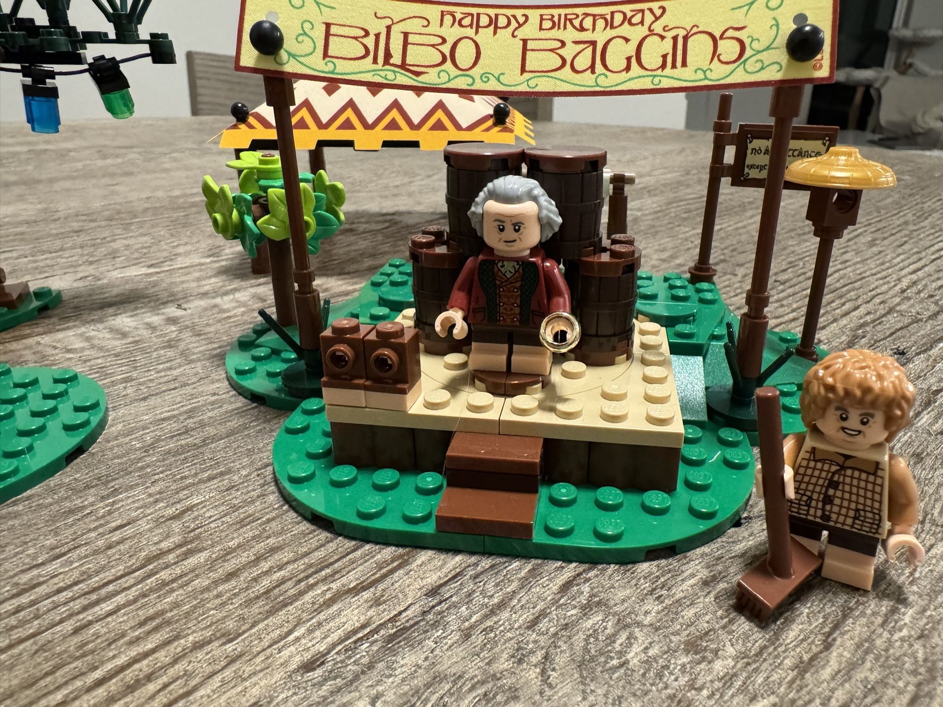 Lego Bilbo Baggins Birthday Celebration 10354