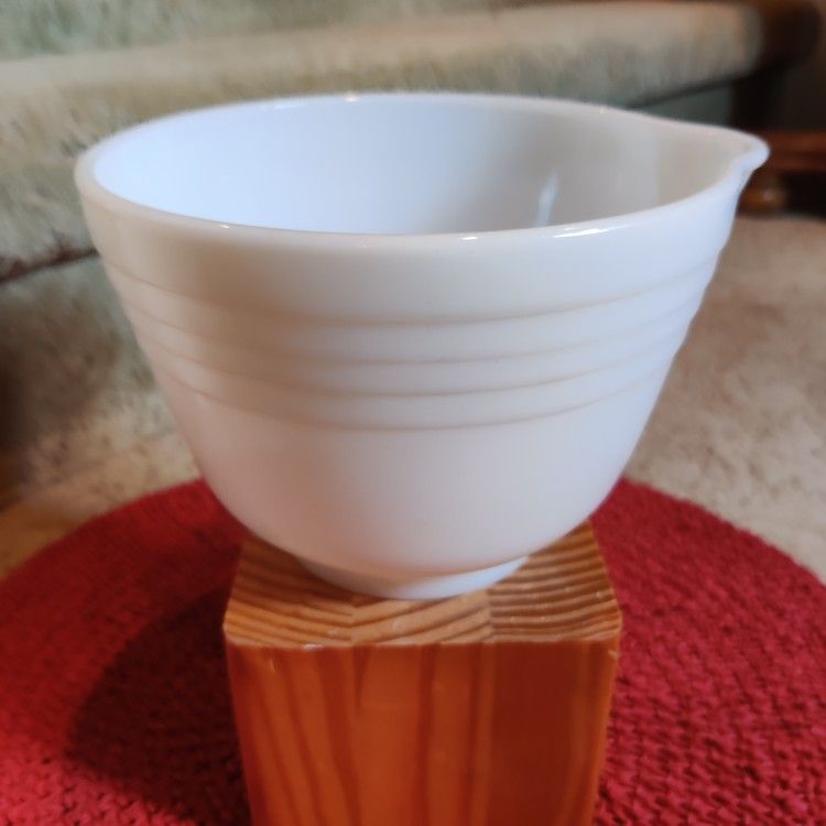 PYREX HAMILTON BEACH MILK GLASS MIXING BOWL