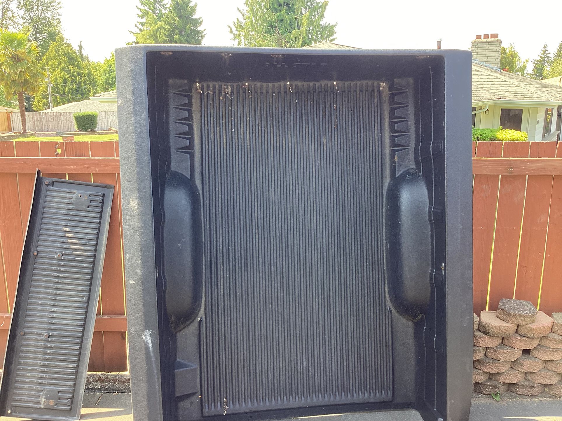 Shrek bedliner, excellent condition