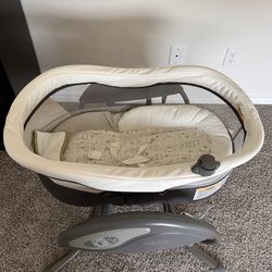 Graco Duoglider Gliding Swing and Bassinet - Excellent Condition