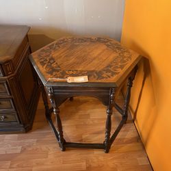 END TABLE: Vintage octagon End Table SKU N7Z8CD