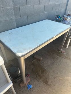 Work bench or metal table