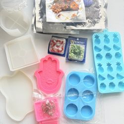 Box Of Resin Molds & Dried Flowers 