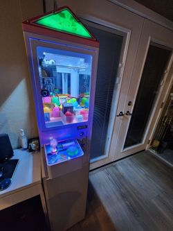 Mini arcade claw machine