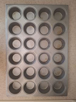 24 CUP HEAVY DUTY MUFFIN AND CUPCAKE PAN