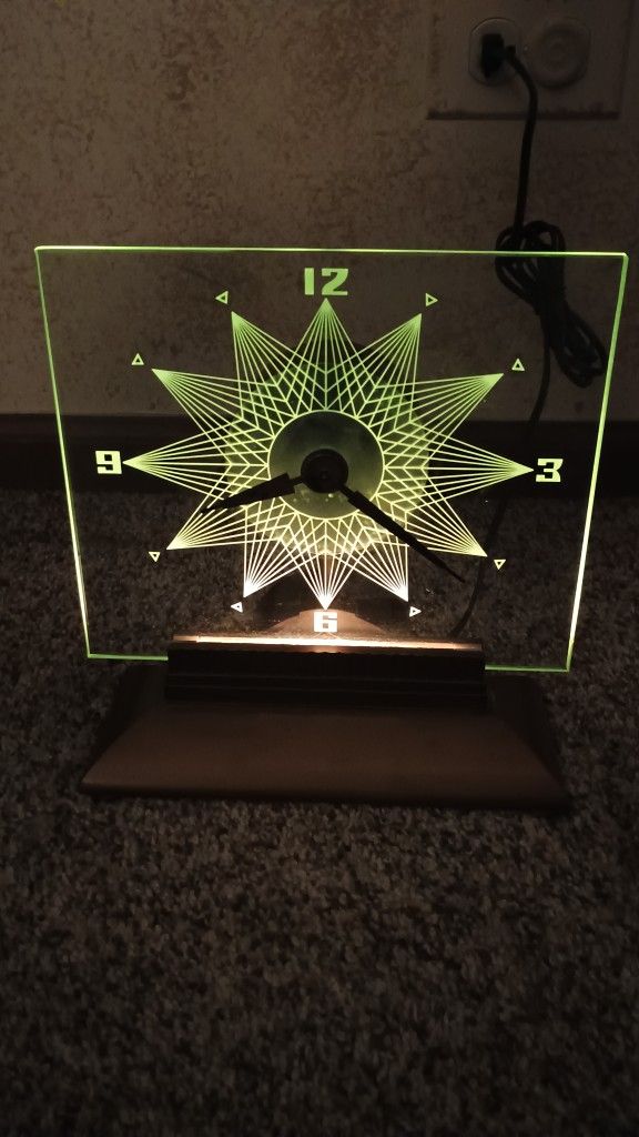 Vintage Beautiful Master Crafter Clock lights up. see our other great vintage art antiques jewelry furniture sports collectibles now posted.