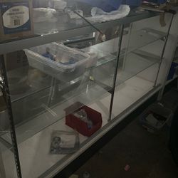 Vitrina de cristal de 70 pulgadas junto con un mueble para computadora con gaveta. Ambos en buen estado, listos para usar. ¡Interesados, contáctenme!