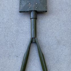 U.S. MILITARY TRI-FOLD SHOVEL