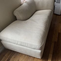 Couch Chez Longue Has 