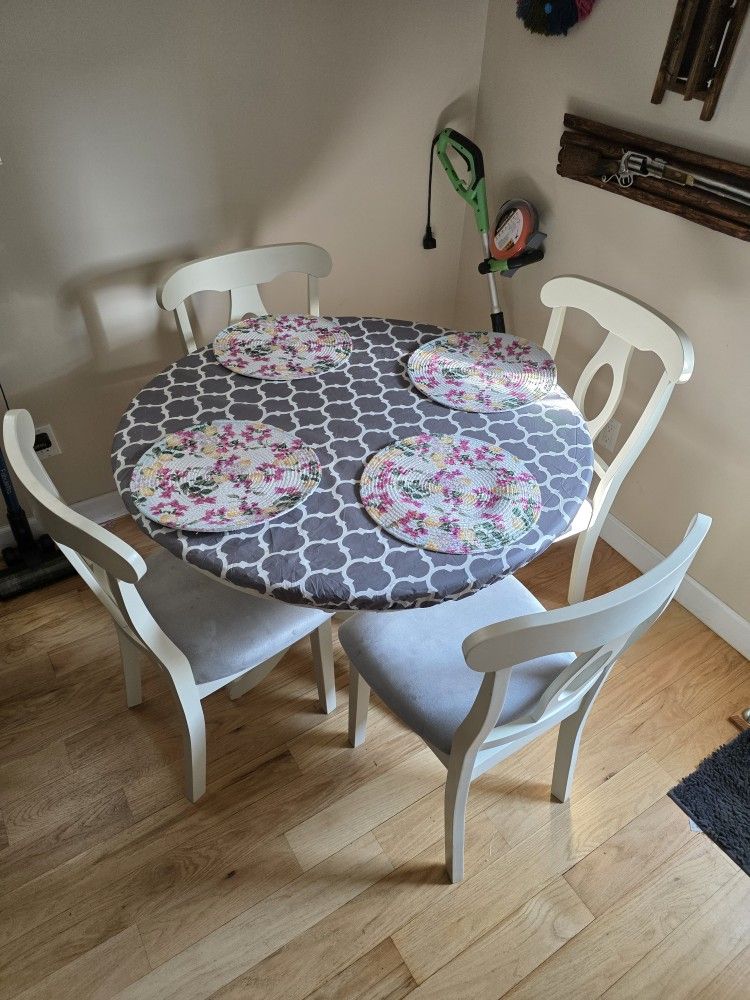 Round Dining Table With 4 Chairs