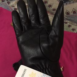 Leather Gloves Size Small/medium Comfortable Fit With Fur Like Lining New And Beautiful Fit