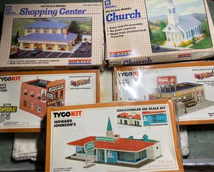 Scale train buildings lot