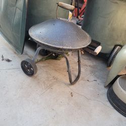 Nice BBQ Pit On Wheels Missing Center Grating 
