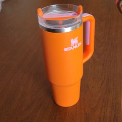 Stanley 30 oz Quencher H2.0 Tumbler w Handle & Lid. New, no tags. Height 
9.5", weight 1lb 2oz plus shipping materials.