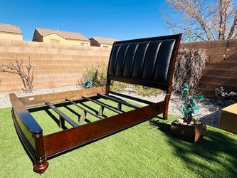 BEAUTIFUL CAL KING BED FRAME ( FREE DELIVERY FIRST FLOOR ) GOOD CONDITION 😍 FIRM PRICE $280