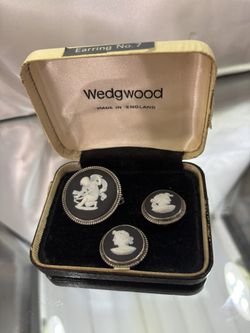 Timeless Beauty! Vintage Black, Wedgwood And Sterling Brooch And Earrings Set