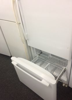 Refrigerator everything works good on it
