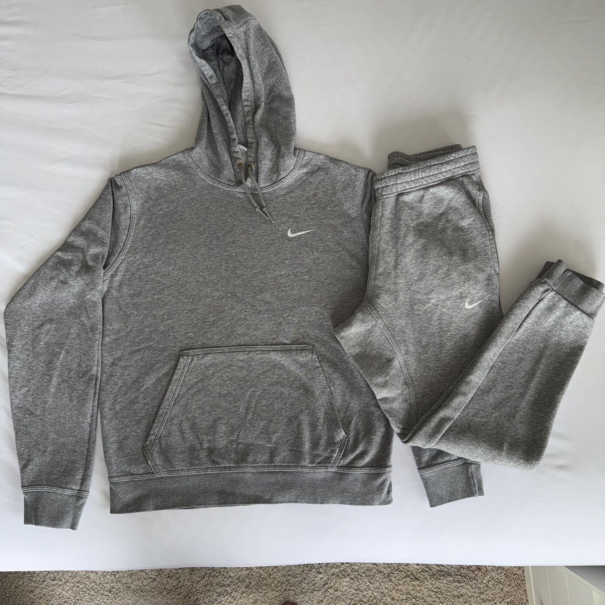 Nike Men’s Sweatsuit Pullover Hoodie & Joggers Set