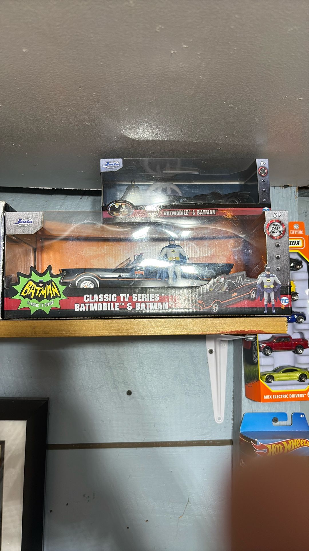 Jada Toys Classic TV Series 1966 Batmobile & Batman (98259)