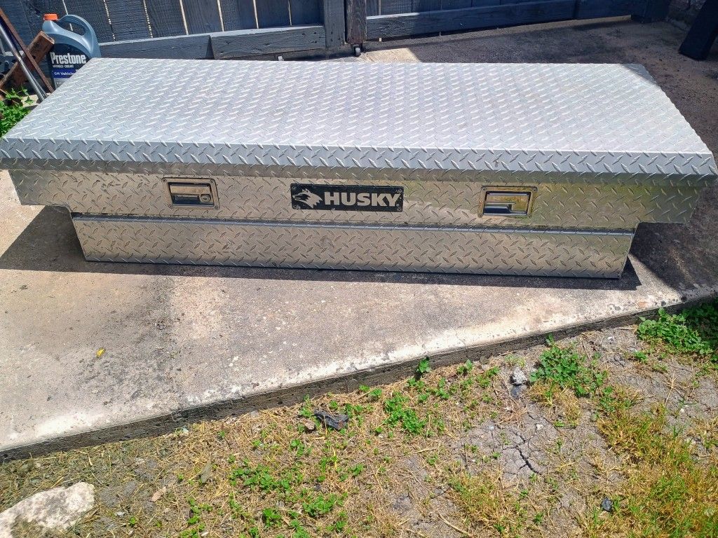Husky Aluminum Diamond Plate Tool Box On A 2004 Nissan Frontier