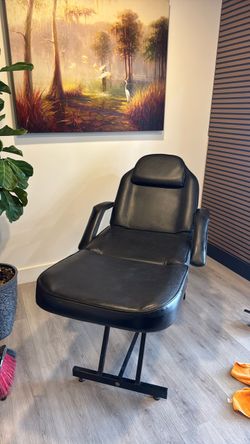 Lash tech, massage bed