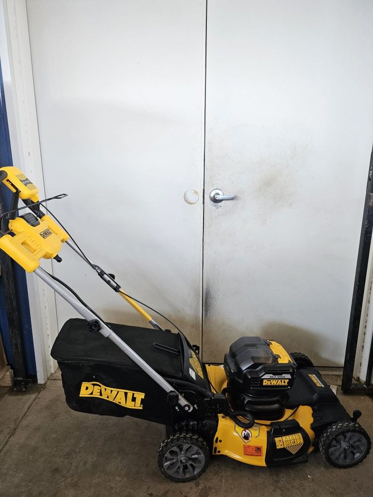 DEWALT 20V MAX 21.5 in. Battery Powered Walk Behind Self Propelled Lawn Mower