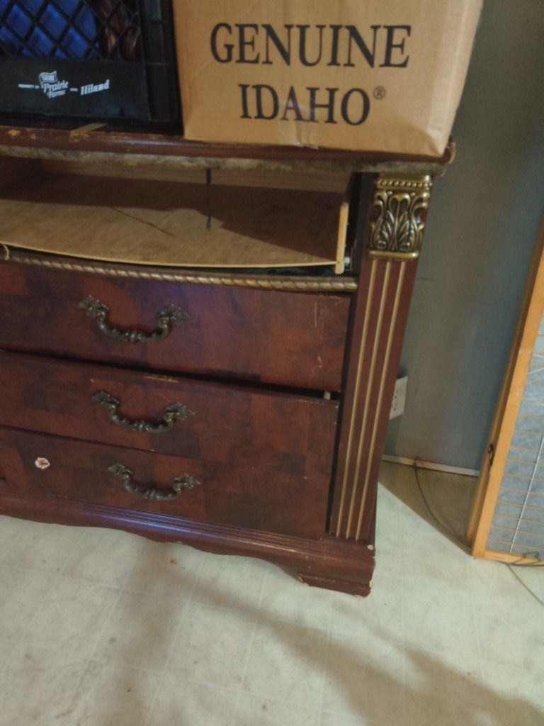 Vintage Elegant Dresser. PERFECT FOR QUICK FLIPS
