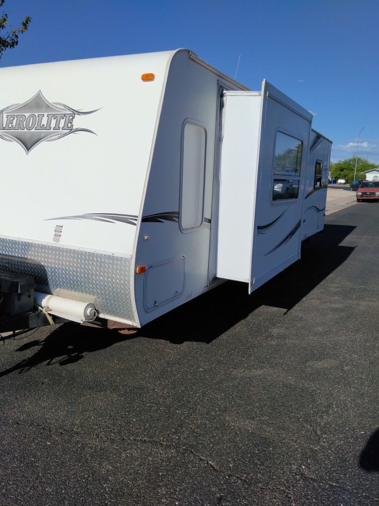 2008 Aerolite by Dutchman 27 ft w/slide