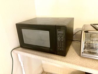 Large Microwave Maytag 2.1 cubic foot Counter Top
