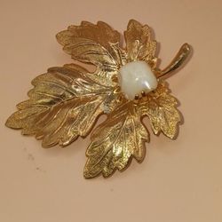 Vintage Goldtone Leaf Brooch with Quartz stone