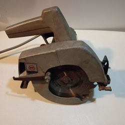 Black And Decker Corded Circular Saw WORKS GREAT 