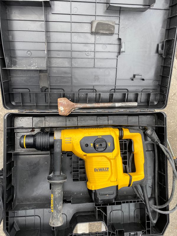 Dewalt chipping hammer with bit and case for Sale in Hollywood, FL