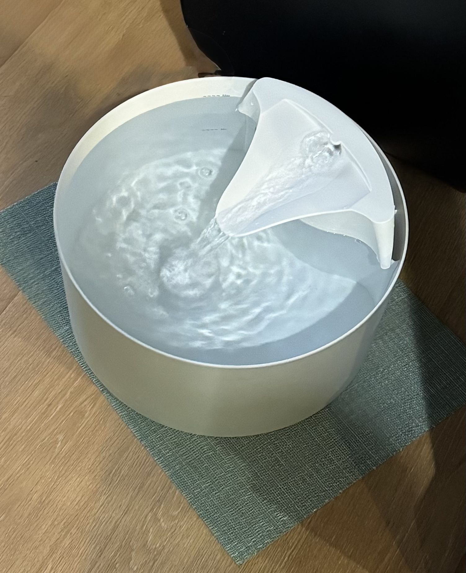 Top Paw Premium Pet Water Fountain - Automatic Dispenser Drinking Bowl for Cats and Dogs - Anti-Hair Drainage System  - Ideal for Multiple Pets 