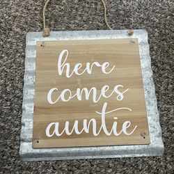 Galvanized Metal & Wood Sign – "here comes auntie"