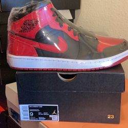 Air Jordan 1 Mid Banned Men Size 9. 