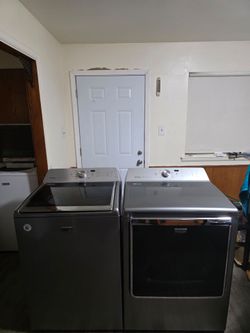 MAYTAG STAINLESS STEEL WASHER AND DRYER SET BOTH ELECTRIC CLEAN AND DESINFECTED XL CAPACITY 5.3 CU DELIVERY AVAILABLE FOR EXTRA FEE