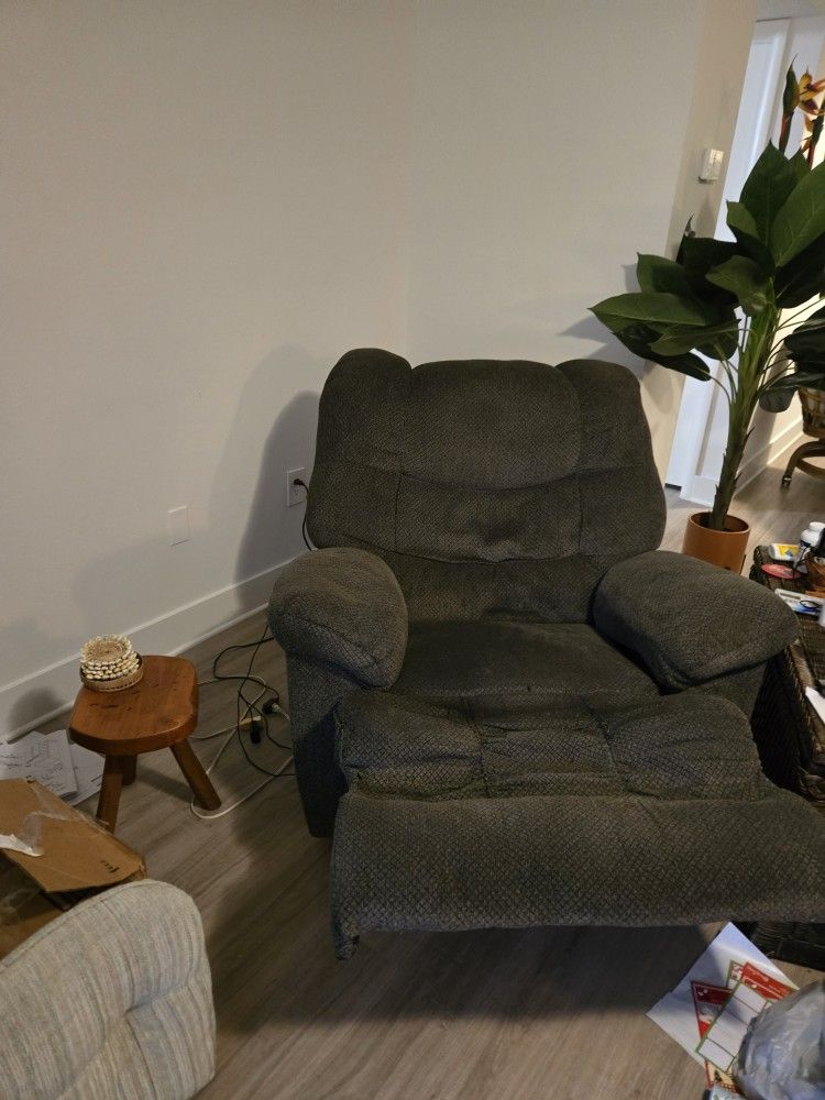 FREE RECLINERS